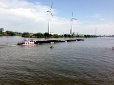 Ein Schubverband auf der Elbe bringt Steinkohle, im Hintergrund das KoKW Moorburg