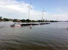 ein Kohlefrachter vor dem KoKW Moorburg Ein Schubverband auf der Elbe bringt Steinkohle, im Hintergrund das KoKW Moorburg