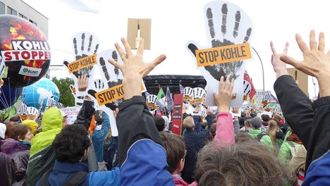 20180624_Demonstration-Stopp-Kohle-in-Berlin.jpg Anti-Kohle-Demo in Berlin, 24. Juni 2018: Hände und Pappschilder "Stopp Kohle"