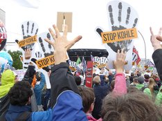 Anti-Kohle-Demo in Berlin, 24. Juni 2018: Hände und Pappschilder "Stopp Kohle"