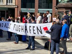 Menschen in Hamburg mit einem Banner "Wir sind alle Flughafen"