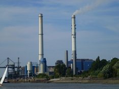 Ansicht des Vattenfall Kohleheizkraftwerks Moorburg mit der Elbe im Vordergrund