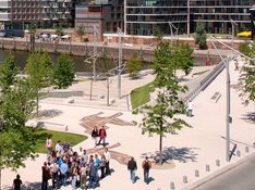 Touristengruppe auf der Marco-Polo-Terrasse, Hamburg, Hafen City