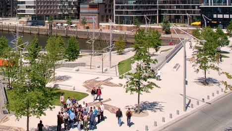 Touristengruppe auf der Marco-Polo-Terrasse, Hamburg, Hafen City