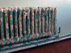 alter_heizkoerper.jpg alter Heizkörper, von dem die Farbe abblättert