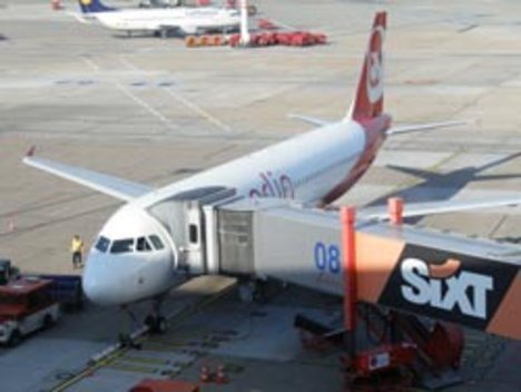 Flugzeug von Air Berlin am Flughafen Fuhlsbüttel