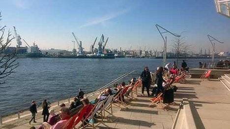 Menschen, die sich an der Elbe sonnen,