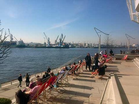 Menschen, die sich an der Elbe sonnen,