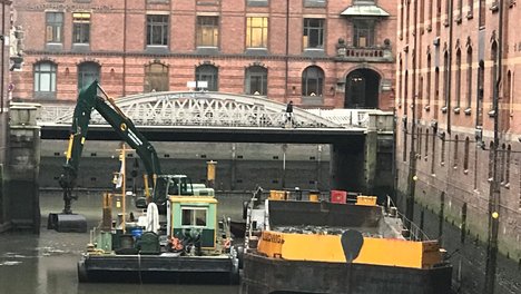 2019-11-27_Schlickbagger_Speicherstadt.jpg