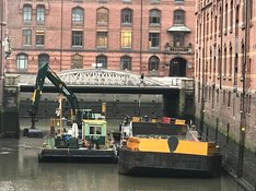 2019-11-27_Schlickbagger_Speicherstadt.jpg