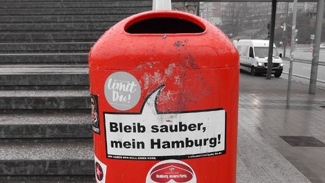 Straßenmülleimer, Aufkleber "Bleib sauber, mein Hamburg"
