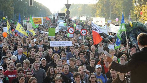 Demonstration Freiheit statt Angst Eine Menschenmenge auf einer Demonstration ist abgebildet