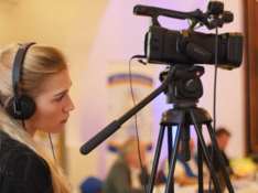 livestreamingmeeting_beegaia_pixabay.png eine Frau macht Ton- und Bildaufnahmen einer Sitzung