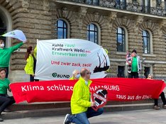 20200519_BUND_Wedel.jpg Menschen mit Bannern vor dem Hamburger Rathaus