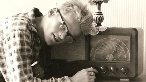 Ein Radiohörer mit Radio.