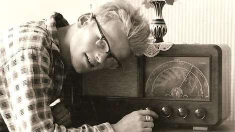 Ein Radiohörer mit Radio. Ein Radiohörer mit Radio.