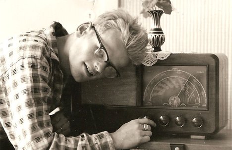 Ein Radiohörer mit Radio.
