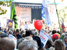 Demo gegen TTIP/CETA am 10.10.15 in Berlin: Hauptbühne auf dem Großen Stern.