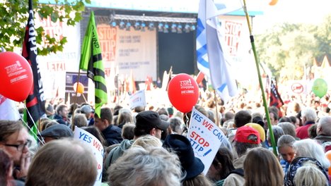 Demo gegen TTIP/CETA am 10.10.15 in Berlin: Hauptbühne auf dem Großen Stern. Demo gegen TTIP/CETA am 10.10.15 in Berlin: Hauptbühne auf dem Großen Stern.