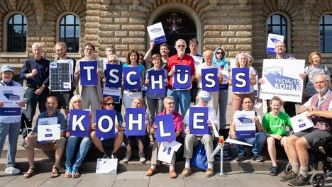 20180608_tschuess_kohle_unterschriftenuebergabe.jpg