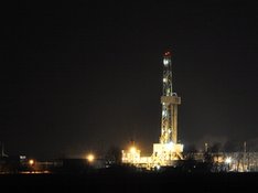 Voelklingen_by_night.JPG Erdgasgewinnung in Niedersachsen, Nachtaufnahme