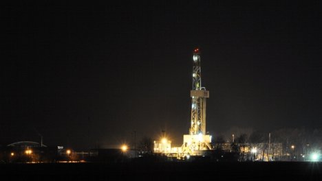 Voelklingen_by_night.JPG Erdgasgewinnung in Niedersachsen, Nachtaufnahme