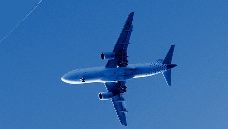 nightlanding.jpg Flugzeug beim nächtlichen Landeanflug