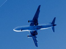 nightlanding.jpg Landendes Flugzeug vor Nachthimmel