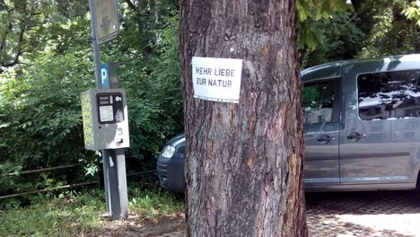"Mehr Liebe zur Natur" - Posting auf einem Parkplatz in Lutherstadt Wittenberg.