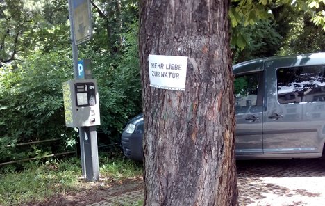 "Mehr Liebe zur Natur" - Posting auf einem Parkplatz in Lutherstadt Wittenberg.