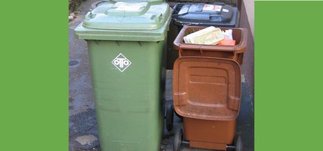 Drei verschiedene Mülltonnen, darunter eine Biotonne, die mit Verpackungsmaterial gefüllt wurde. Foto: Mussklprozz auf wikimedia CC-BY-SA 3.0