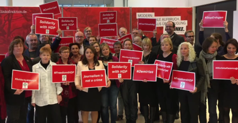 Überall in Deutschland - hier Mitglieder der Bundestagsfraktion - erklären sich Linke solidarisch mit den Abgeordneten, den Bürgermeistern, den Journalistinnen und Journalisten und all denjenigen, die sich für die Verteidigung der Demokratie in der T