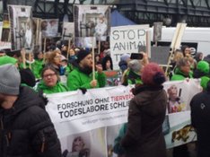 Eine Demonstration gegen Tierquälerei in Versuchslabors in Hamburg am 16.11.2019