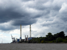 Kohleheizkraftwerk Wedel von der Elbe aus gesehen
