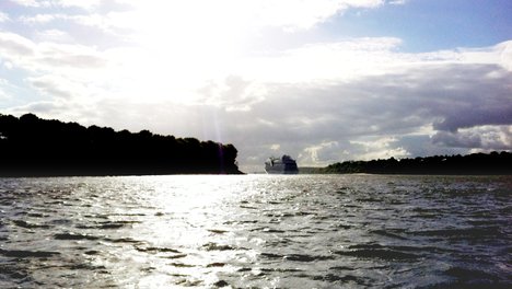 Hafen.jpg Schiff an Hamburgs Hafeneinfahrt