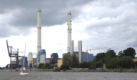Das Heiz- und Kohlekraftwerk Wedel von auf der Elbe aus gesehen