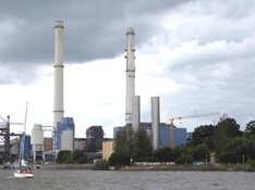 Das Heiz- und Kohlekraftwerk Wedel von auf der Elbe aus gesehen
