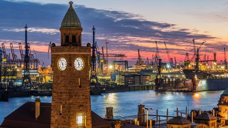 Blick über den Hamburger Hafen bei Sonnenuntergang