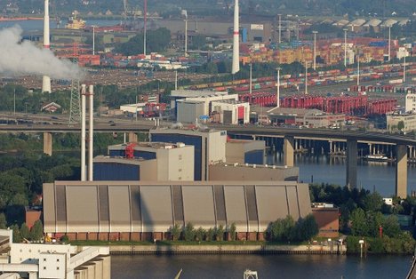 Müllverbrennungsanlage am Rugenberger Damm (MVR), dahinter die Köhlbrandbrücke Müllverbrennungsanlage am Rugenberger Damm (MVR), dahinter die Köhlbrandbrücke