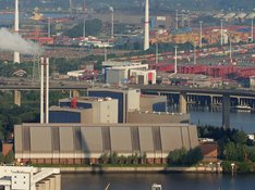 Müllverbrennungsanlage am Rugenberger Damm (MVR), dahinter die Köhlbrandbrücke Müllverbrennungsanlage am Rugenberger Damm (MVR), dahinter die Köhlbrandbrücke