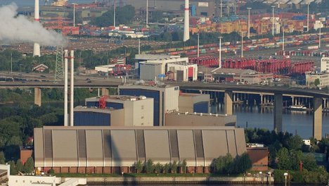 Müllverbrennungsanlage am Rugenberger Damm (MVR), dahinter die Köhlbrandbrücke