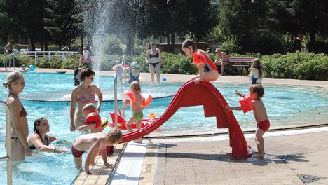 freibad_symbolbild.jpg Menschen in einem Freibad