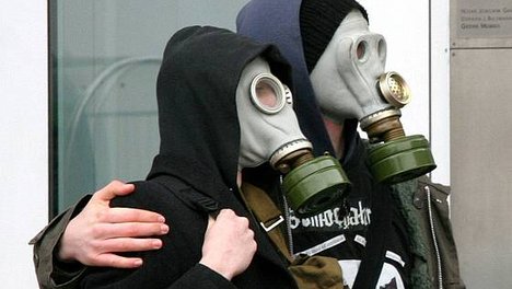 2_leute_mit_gasmasken.jpg 2 Leute mit Atemschutzmasken
