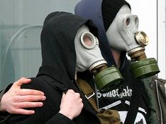 2 Leute mit Atemschutzmasken